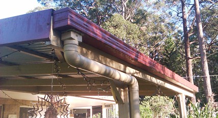 Roofed wooden pergola gutter system