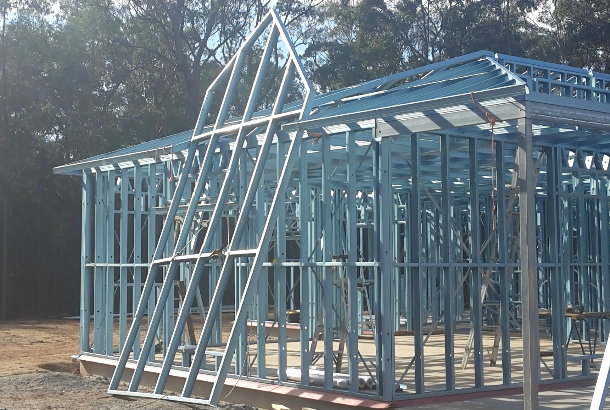 Steel roof frame lift